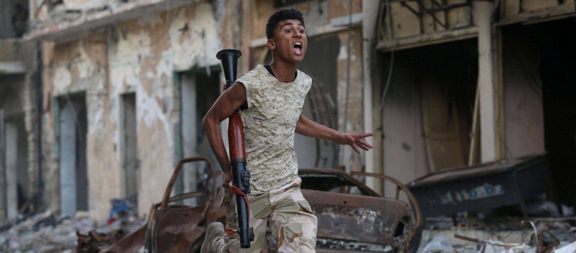 عناصر الجيش الوطني الليبي خلال مواجهة إرهابيي تنظيم داعش في بنغازي، ليبيا 9 نوفمبر/ تشرين الثاني 2017 - سبوتنيك عربي, 1920, 02.02.2020