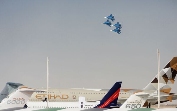 معرض دبي الجوي-الفضائي الدولي لعام 2017 (Dubai Airshow 2017) - العرض الجوي من قبل الفرقة الاستعراضية الجوية روسيكيي فيتيازي (الفرسان الروس) على متن مقاتلات سو-30 إس إم - سبوتنيك عربي