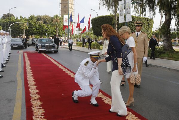الأميرة المغربية لالة سلمى (سلمى بناني) زوجة ملك المغرب محمد السادس مع زوجة الرئيس الفرنسي بريدجيت ماكرون خلال زيارتهما للمتحف الوطني للفنون في الرباط، المغرب 14 يونيو/ حزيران 2017 - سبوتنيك عربي