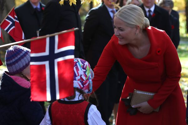 ولية عهد النرويج الأميرة ميتي-ماريت تحيي مجموعة من المواطنين في أوتاوا، كندا 7 نوفمبر/ تشرين الثاني 2016 - سبوتنيك عربي