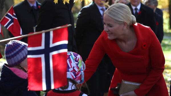 ولية عهد النرويج الأميرة ميتي-ماريت تحي مجموعة من المواطنين في أوتاوا، كندا 7 نوفمبر/ تشرين الثاني 2016 - سبوتنيك عربي