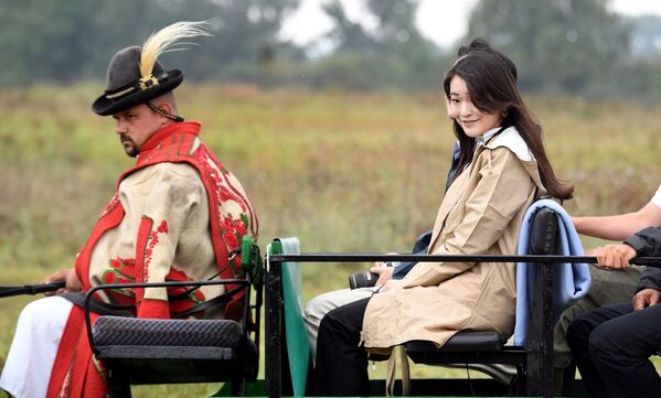 أمير اليابان أكيشينو، الابن الثاني لإمبراطور اليابان أكيهيتو، وابنته الأميرة ماكو في رحلة بعربة خيل في بودابست، المجر 20 أغسطس/ آب 2017 - سبوتنيك عربي