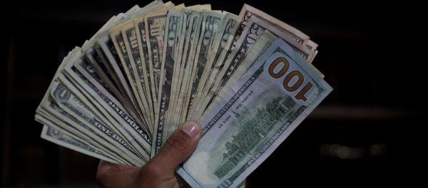 الجنيه يهبط لمستوى 46 في بنوك تجارية و«المركزي» يمتص التضخم