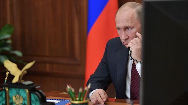 الرئيس فلاديمير بوتين يجري مكالمة هاتفية - سبوتنيك عربي