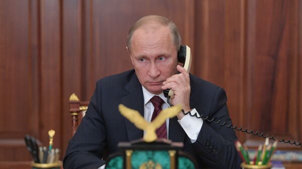 الرئيس فلاديمير بوتين يجري مكالمة هاتفية - سبوتنيك عربي
