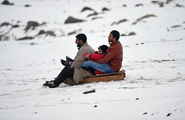 مواطنون يركبون مزلجة بعد سقوط الثلج الأول في سونامارج، 89 كم من سريناغار، ولاية كشمير، الهند 15 نوفمبر/ تشرين الثاني 2017 - سبوتنيك عربي