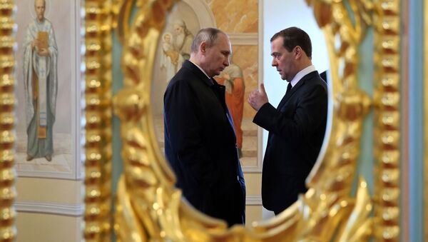 الرئيس فلاديمير بوتين ورئيس الوزراء دميتري مدفيديف خلال زيارتهما لدير الرجال فوسكريسينسكي نوفو-يروساليمسكي في إيسترا، بضواحي موسكو - سبوتنيك عربي