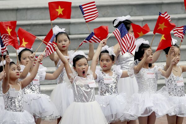 أطفال فيتناميون خلال مراسم استقبال الرئيس الأمريكي دونالد ترامب والسيدة الأولى ميلانيا ترامب في فيتنام 12 نوفمبر/ تشرين الثاني 2017 - سبوتنيك عربي