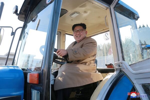زعيم كوريا الشمالية كيم يونغ أون خلال زيارته لمصنع إنتاج الجرارات في بيونغ بيانغ، كوريا الشمالية 15 نوفمبر/ تشرين الثاني 2017 - سبوتنيك عربي