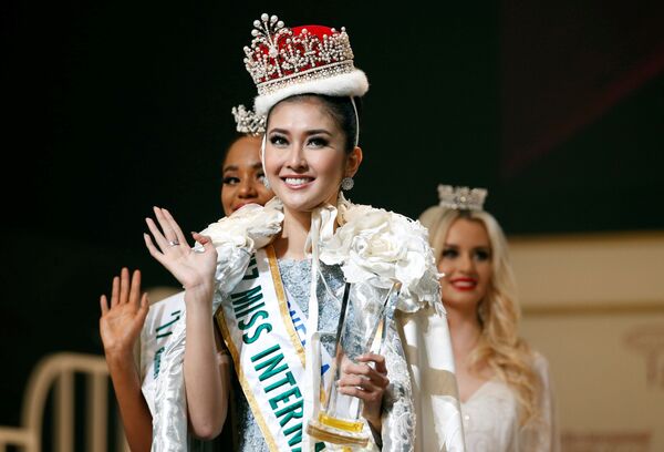 ملكة جمال ميس انترناشنال 2017 في طويكيو، اليابان 14 نوفمبر/ تشرين الثاني 2017 - الفائزة بلقب ملكة جمال ميس انترناشنال 2017 الإندونيسية كيفن ليليانا - سبوتنيك عربي