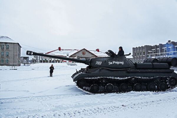 الدبابات الثقيلة إي إس-3 من زمن الحرب الوطنية العظمى خلال عرضها في الحقل العسكري في مورمانسك - سبوتنيك عربي