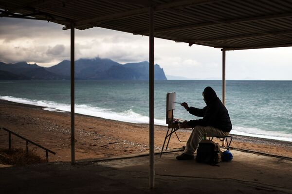 فنان يرسم على أحد شواطئ سيفاستوبل، القرم، روسيا - سبوتنيك عربي