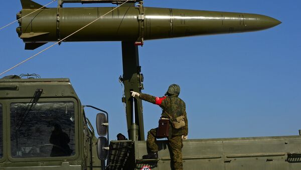 وضع صاروخ على قاذف صواريخ إسكندر-إم - سبوتنيك عربي