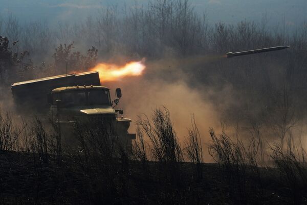 مركبة قتالية ب م-21 في نظام إطلاق الصواريخ غراد خلال إطلاق النار - سبوتنيك عربي
