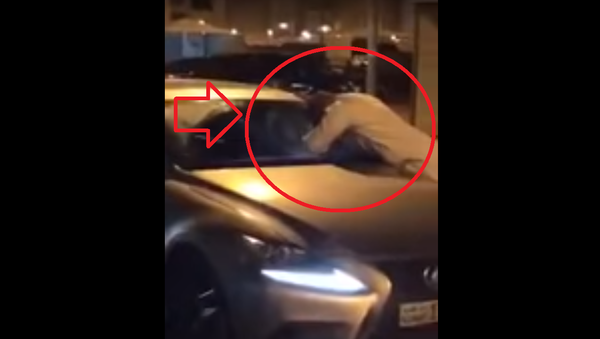 ملاكم كويتي يخطف فتاة من سيارتها - سبوتنيك عربي