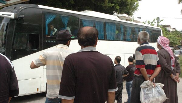 سكان دير الزور المهجرين يصعدون بالحافلات - سبوتنيك عربي