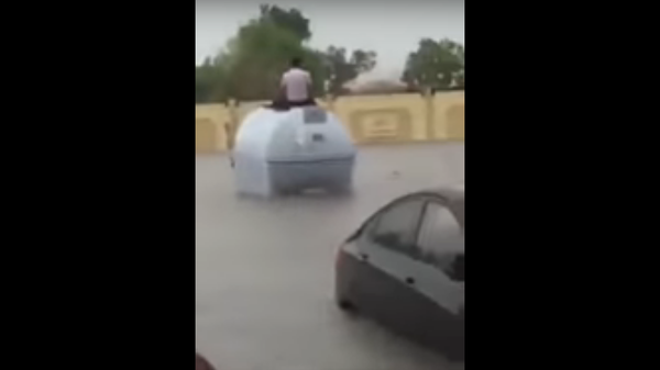 رجل يحاول النجاة من سيول السعودية الناجمة من الأمطار في 21 نوفمبر/تشرين الثاني 2017 - سبوتنيك عربي