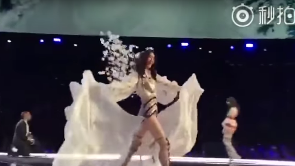 عارضة أزياء تسقط خلال عرض أزياء فيكتوريا سيكريت في مدينة شنغهاي في الصين - سبوتنيك عربي