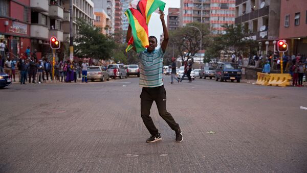احتفال المواطنين في زيمبابوي باستقالة الرئيس روبرت موغابي، 21 نوفمبر/ تشرين الثاني 2017 - سبوتنيك عربي