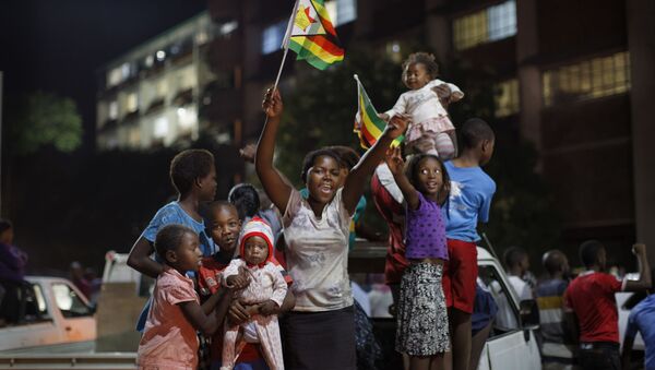 احتفال المواطنين في زيمبابوي باستقالة الرئيس روبرت موغابي، 21 نوفمبر/ تشرين الثاني 2017 - سبوتنيك عربي