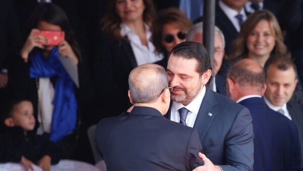 الرئيس اللبناني ميشال عون يحتضن رئيس الوزراء اللبناني السابق سعد الحريري - سبوتنيك عربي