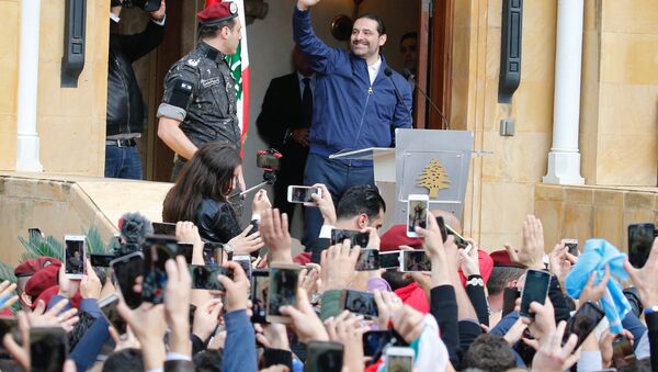 رئيس الوزراء اللبناني سعد الحريري وسط حشود من مؤيديه في بيروت، لبنان 22 نوفمبر/ تشرين الثاني 2017 - سبوتنيك عربي
