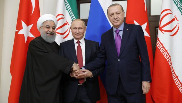 لقاء ثلاثي يجمع بوتين مع أردوغان وروحاني في سوتشي، 22 نوفمبر 2017 - سبوتنيك عربي