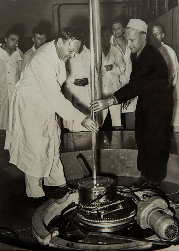 صور نادرة تختصر تاريخ الجامعة الوطنية للأبحاث النووية - سبوتنيك عربي