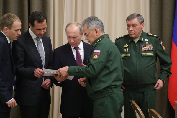 الرئيس فلاديمير بوتين والرئيس بشار الأسد خلال التعرف على الجنرالات القائمين على العملية العسكرية في سوريا، سوتشي، روسيا 20 نوفمبر/ تشرين الثاني 2017 - سبوتنيك عربي