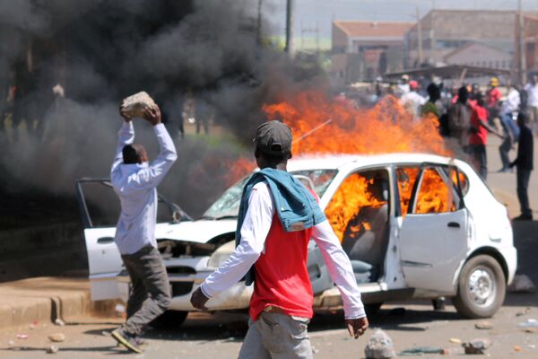 مؤيدو المعارضة الكينية خلال احتجاجات على إعادة انتخاب الرئيس في كيسومو، كينيا 20 نوفمبر/ تشرين الثاني 2017 - سبوتنيك عربي