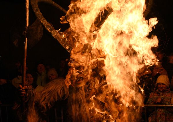 رجل يرتدي زي الشيطان  خلال عرض كرامبوس في مدينة غوريكان، سلوفينيا، 18 نوفمبر/ تشرين الثاني 2017 - سبوتنيك عربي