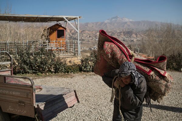 رجل يحمل سجادة على ظهره، أفغانستان - سبوتنيك عربي