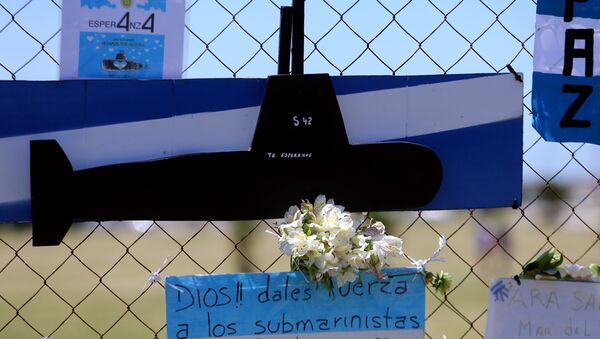 باقة من الزهور واللافتات لدعم أفراد الطاقم المفقودين في الغواصة أرا سان خوان على سياج خارج قاعدة بحرية أرجنتينية في مار ديل بلاتا - سبوتنيك عربي