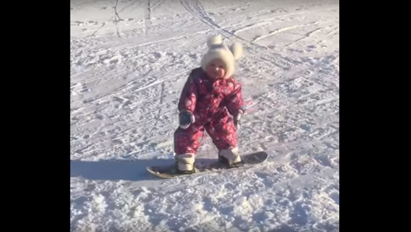 طفلة تتزحلق على الجليد ببراعة - سبوتنيك عربي