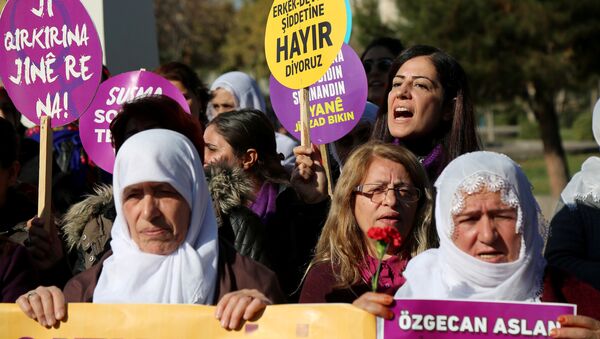 نساء يتظاهرن في شوارع اسطنبول ضد العنف - سبوتنيك عربي