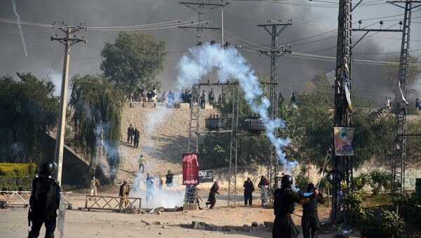 الشرطة تطلق الغاز المسال على المتظاهرين في باكستان - سبوتنيك عربي