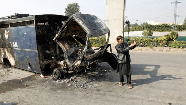 حافلة شرطة مدمرة في باكستان - سبوتنيك عربي