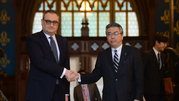 نائب وزير الخارجية الروسي إيغور مورغولوف مع نائب وزير الخارجية الياباني شينسوكي سوجياما - سبوتنيك عربي