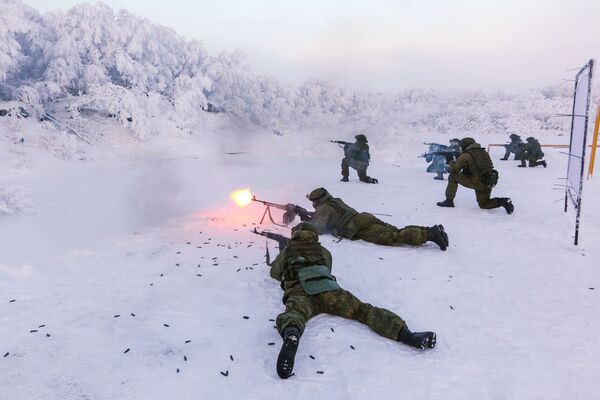 جنود من اللواء البحري الـ61 التابع للأسطول الشمالي الروسي أثناء التدريبات في قاعدة لمشاة البحرية في منطقة مورمانسك - سبوتنيك عربي