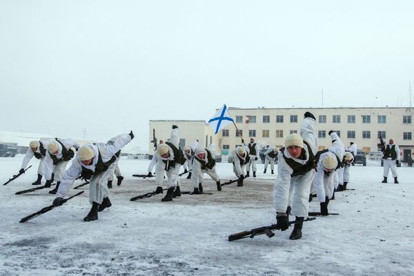 جنود من اللواء البحري الـ61 التابع للأسطول الشمالي الروسي أثناء التدريبات في قاعدة لمشاة البحرية في منطقة مورمانسك - سبوتنيك عربي