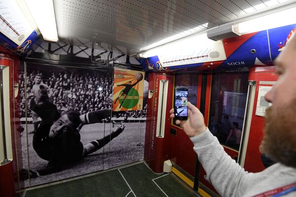 عرض قطار مترو أنفاق بملصقات إعلانية لكأس العالم لكرة القدم 2018 في موسكو، روسيا 28 نوفمبر/ تشرين الثاني 2017 - سبوتنيك عربي