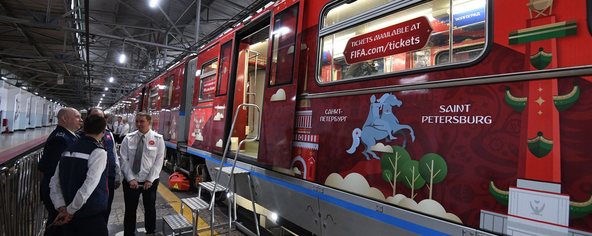 عرض قطار مترو أنفاق بملصقات إعلانية لكأس العالم لكرة القدم 2018 في موسكو، روسيا 28 نوفمبر/ تشرين الثاني 2017 - سبوتنيك عربي, 1920, 04.12.2022