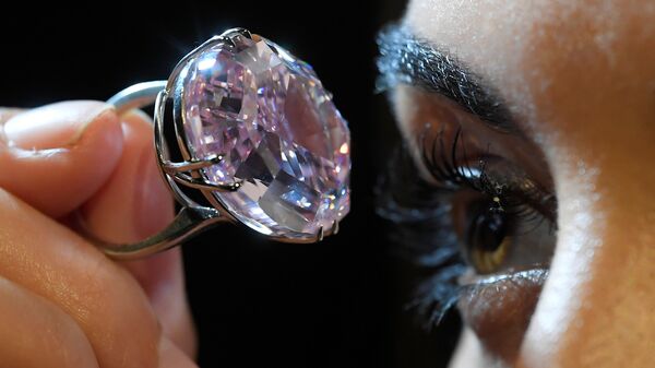 A model poses with a 59.60-carat mixed cut diamond known as The Pink Star which sold for $71.2 million. - سبوتنيك عربي