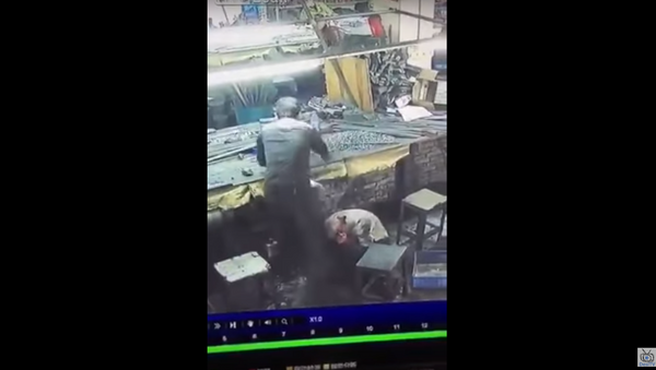 آلة تقطع رأس فتاة في المصنع - سبوتنيك عربي