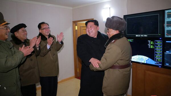 زعيم كوريا الشمالية كم جونغ أون بعد إطلاق الصاروخ - سبوتنيك عربي