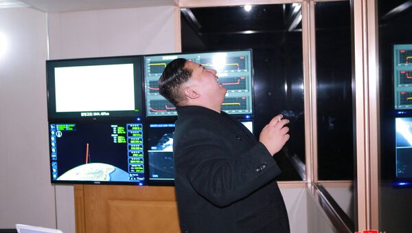 زعيم كوريا الشمالية كم جونغ أون بعد إطلاق الصاروخ - سبوتنيك عربي