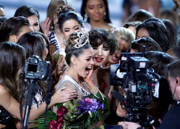 ممثلة جنوب أفريقيا، ديمي لي نيل بيترس، تحصل على لقب ملكة جمال الكون 2017 - سبوتنيك عربي