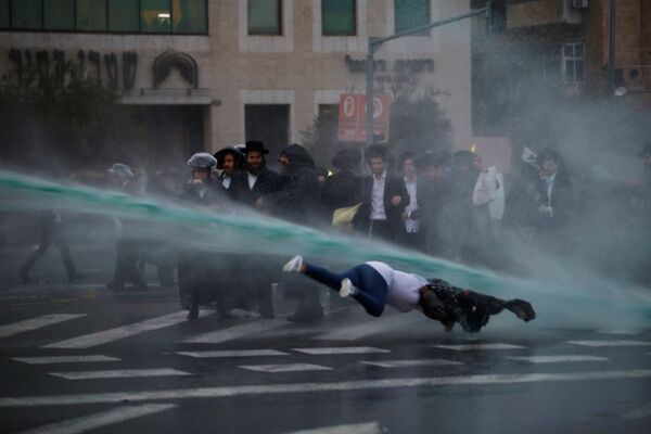الشرطة الإسرائيلية تستخدم مدافع المياه ضد اليهود الأرثوذكس في القدس - سبوتنيك عربي