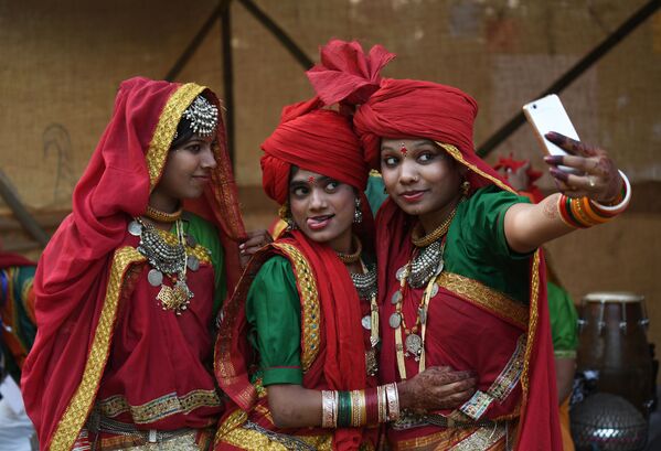 الحرفيون الهنديون يصورون سيلفي قبل أداء العرض في حدث نظمه مركز غاندي الوطني للفنون في نيودلهي، الهند - سبوتنيك عربي
