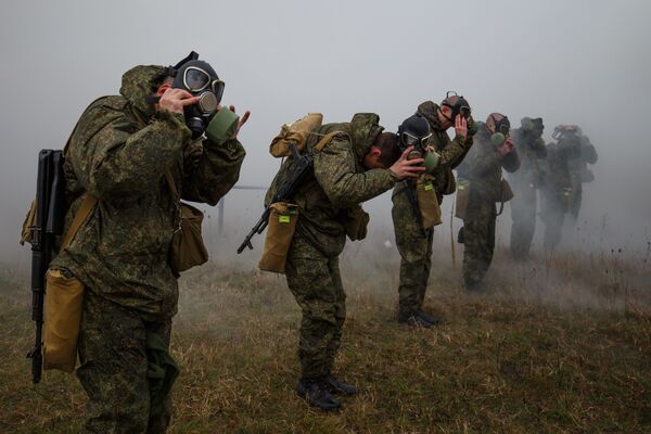 جنود خلال تدريبات الدفاع الكيماوية في المنطقة العسكرية الجنوبية، روسيا - سبوتنيك عربي